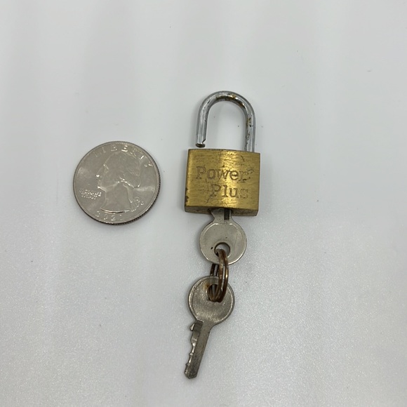 Super tiny lock 🔐 - Picture 3 of 9